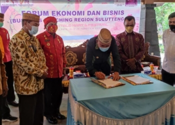 Menyaksikan penandatanganan kesepakatan bersama antara pemerintah Daera Kabupaten Boalemo Provinsi Gorontalo dengan Pemerintah Kabupaten Donggala Provinsi Sulawesi Tengah tentang pemberdayaan ekonomi masyarakat dan pembangunan Potensi Daerah di pendopo Vila Kencana Bolihutuo, Jum’at (11/2/2022). Foto – Nova
