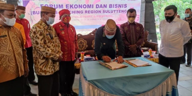 Menyaksikan penandatanganan kesepakatan bersama antara pemerintah Daera Kabupaten Boalemo Provinsi Gorontalo dengan Pemerintah Kabupaten Donggala Provinsi Sulawesi Tengah tentang pemberdayaan ekonomi masyarakat dan pembangunan Potensi Daerah di pendopo Vila Kencana Bolihutuo, Jum’at (11/2/2022). Foto – Nova