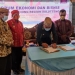 Menyaksikan penandatanganan kesepakatan bersama antara pemerintah Daera Kabupaten Boalemo Provinsi Gorontalo dengan Pemerintah Kabupaten Donggala Provinsi Sulawesi Tengah tentang pemberdayaan ekonomi masyarakat dan pembangunan Potensi Daerah di pendopo Vila Kencana Bolihutuo, Jum’at (11/2/2022). Foto – Nova