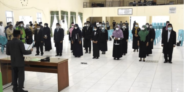 Bupati Gorontalo, Nelson Pomalingo saat melantik serta mengambil sumpah pejabat administrasi dan pejabat fungsional dilingkungan Dinas Kesehatan Kabupaten Gorontalo, di gedung Kasmat Lahay, Kecamatan Limboto, Kabupaten Gorontalo, Jumat (7/1/2022). (Foto: Istimewa)