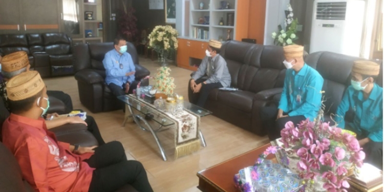 Wagub Gorontalo H. Idris Rahim (tengah) menerima kunjungan Kepala BPKP Provinsi Gorontalo Raden Murwantara di ruang kerja Wagub di Gubernuran Gorontalo, Kamis (10/2/2022). (Foto : Gusti)