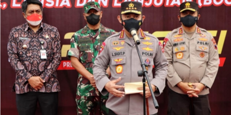 Kapolri Jenderal Listyo Sigit Prabowo kembali meninjau pelaksanaan vaksinasi serentak di 34 provinsi di Indonesia. Kali ini, Kapolri meninjau secara langsung pelaksanaan vaksinasi di kawasan Candi Borobudur, Magelang, Jawa Tengah, Jumat (18/2/2022). (Foto: Humas Polri)