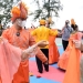 Wagub Gorontalo H. Idris Rahim (kanan) turut menari Tari Sa ronde pada pembukaan festival pariwisata “I Look Boalemo” di destinasi wisata Pantai Bolihutuo, Kabupaten Boalemo, Jumat (11/2/2022). (Foto : Haris)