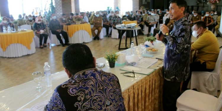 Bupati Gorontalo, Nelson pomalingo saat menghadiri agenda konsultasi publik yang digelar Badan Perencanaan Penelitian dan Pengambangan Daerah, di Manggrove Eco Resort Pohuwato, Senin (31/11/2022). (Foto: Istimewa)