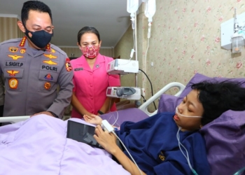 Kapolri Jenderal Listyo Sigit Prabowo memenuhi janjinya untuk menemui langsung Sinta Aulia seorang anak perempuan penderita tumor kaki yang viral di media sosial (medsos). (Foto: Humas Polri)