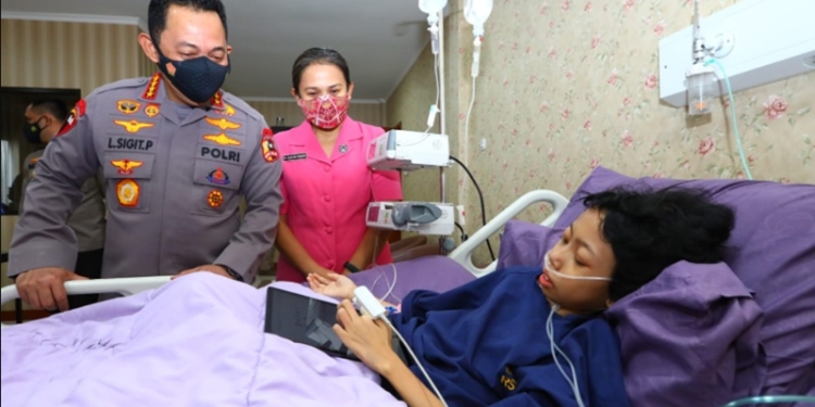 Kapolri Jenderal Listyo Sigit Prabowo memenuhi janjinya untuk menemui langsung Sinta Aulia seorang anak perempuan penderita tumor kaki yang viral di media sosial (medsos). (Foto: Humas Polri)