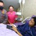 Kapolri Jenderal Listyo Sigit Prabowo memenuhi janjinya untuk menemui langsung Sinta Aulia seorang anak perempuan penderita tumor kaki yang viral di media sosial (medsos). (Foto: Humas Polri)