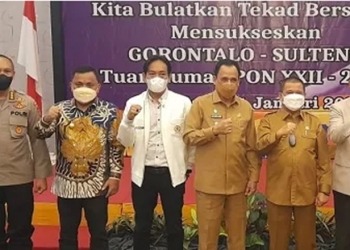 Wakil Bupati Gorontalo, Hendra S. Hemeto, saat foto bersama Wakil Gubernur Gorontalo, Idris Rahim dan peserta workshop dalam rangka pelaksanaan PON XXII. (Foto: Istimewa)