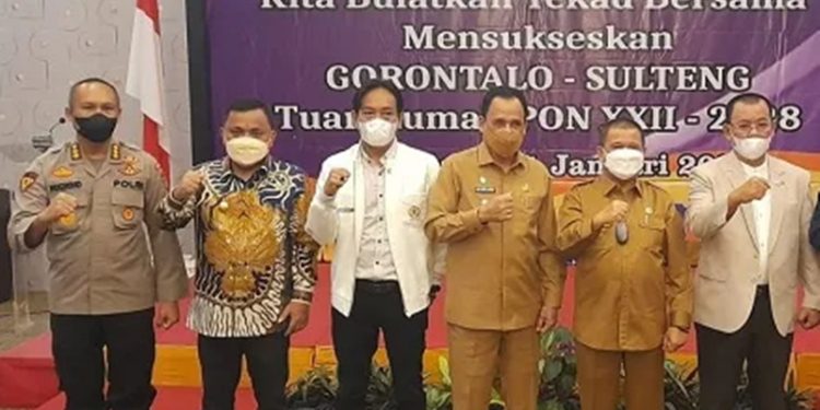 Wakil Bupati Gorontalo, Hendra S. Hemeto, saat foto bersama Wakil Gubernur Gorontalo, Idris Rahim dan peserta workshop dalam rangka pelaksanaan PON XXII. (Foto: Istimewa)