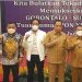 Wakil Bupati Gorontalo, Hendra S. Hemeto, saat foto bersama Wakil Gubernur Gorontalo, Idris Rahim dan peserta workshop dalam rangka pelaksanaan PON XXII. (Foto: Istimewa)