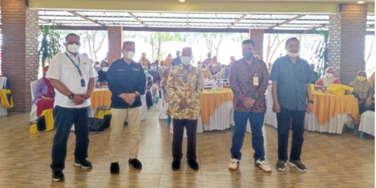 Foto bersama sekda Darda usai membuka pembekalan bagi PNS yang akan memasuki masa purna bakti di lingkungan Pemerintah Provinsi Gorontalo di Mangrove Eco Resort Pohuwato, Jumat (11/2/2022). (Foto: Istimewa)