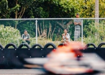 Di hari pertama Tes Pramusim MotoGP di Sirkuit Mandalika, Jumat (11/2/2022) warga lokal di Mandalika terlihat nonton dari luar area sirkuit. [Foto : Istimewa]