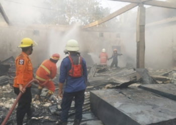 Pemadam kebakaran terlihat saat memadamkan api di dalam toko meubel, (Foto: Istimewa)