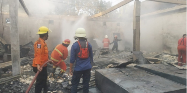 Pemadam kebakaran terlihat saat memadamkan api di dalam toko meubel, (Foto: Istimewa)