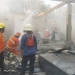 Pemadam kebakaran terlihat saat memadamkan api di dalam toko meubel, (Foto: Istimewa)