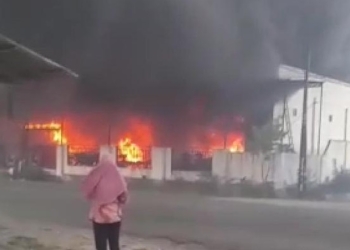 Kebakaran yang menghanguskan satu toko meubel di Kelurahan Tenilo Kecamatan Limboto.