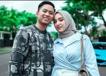 Doni Salaman bersama Istri. (Suara.com)