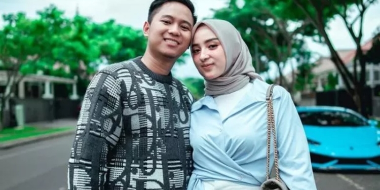 Doni Salaman bersama Istri. (Suara.com)