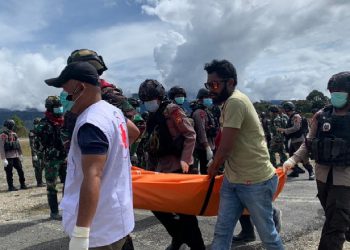 Tim Operasi Damai Cartenz 2022 berhasil melakukan evakuasi terhadap korban peristiwa penembakan Kelompok Kriminal Bersenjata (KKB), Papua. (Foto: Humas Polri)