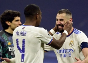 Bek Real Madrid asal Austria, David Alaba (kiri) dan pemain depan Real Madrid dari Prancis, Karim Benzema melakukan selebrasi di akhir pertandingan leg kedua babak 16 besar Liga Champions antara Real Madrid vs PSG di stadion Santiago Bernabeu, pada 10 Maret 2022 dini hari WIB. JAVIER SORIANO / AFP.