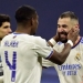 Bek Real Madrid asal Austria, David Alaba (kiri) dan pemain depan Real Madrid dari Prancis, Karim Benzema melakukan selebrasi di akhir pertandingan leg kedua babak 16 besar Liga Champions antara Real Madrid vs PSG di stadion Santiago Bernabeu, pada 10 Maret 2022 dini hari WIB. JAVIER SORIANO / AFP.