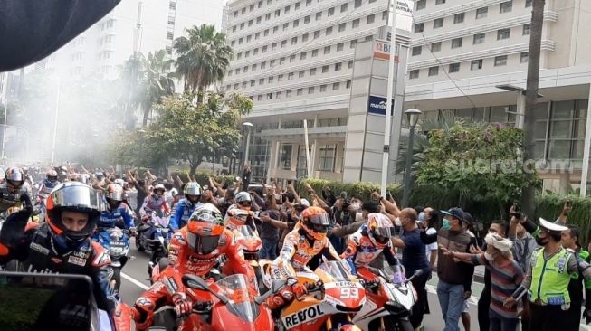 Foto: Parade Pebalap MotoGP melewati kawasan Bundaran HI (Suara.com)