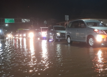 Antrian Panjang di Lokasi Banjir Jemer dan Moluo