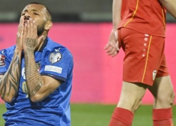 Reaksi pemain depan Italia Joao Pedro pada akhir pertandingan playoff kualifikasi Piala Dunia 2022 zona Eropa antara Italia dan Makedonia Utara, pada 24 Maret 2022 waktu setempat di stadion Renzo-Barbera di Palermo. Italia gagal lolos ke Piala Dunia 2022 usai kalah 0-1 dari Makedonia Utara. (suara.com)