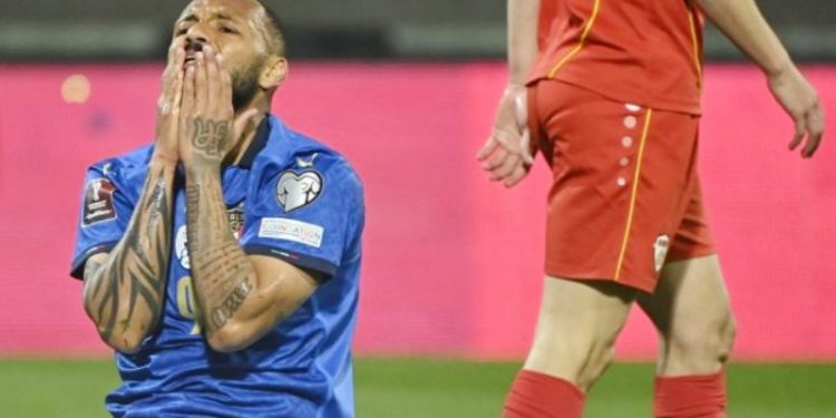 Reaksi pemain depan Italia Joao Pedro pada akhir pertandingan playoff kualifikasi Piala Dunia 2022 zona Eropa antara Italia dan Makedonia Utara, pada 24 Maret 2022 waktu setempat di stadion Renzo-Barbera di Palermo. Italia gagal lolos ke Piala Dunia 2022 usai kalah 0-1 dari Makedonia Utara. (suara.com)