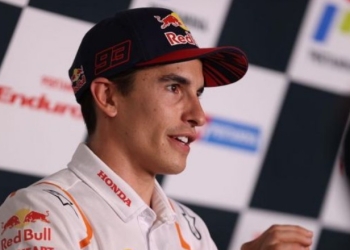 Pebalap Repsol Honda, Marc Marquez saat menghadapi konferensi pers jelang balapan di Sirkuit Mandalika, Lombok Tengah, Nusa Tenggara Barat, Kamis (17/3/2022). (Suara.com)