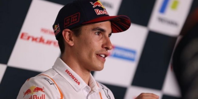 Pebalap Repsol Honda, Marc Marquez saat menghadapi konferensi pers jelang balapan di Sirkuit Mandalika, Lombok Tengah, Nusa Tenggara Barat, Kamis (17/3/2022). (Suara.com)