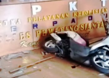 Kondisi motor dan ruang SPKT Polres Pematangsiantar pasca ditabrak pengendara motor wanita berhijab, Senin (21/3/2022). (suarariau.id)