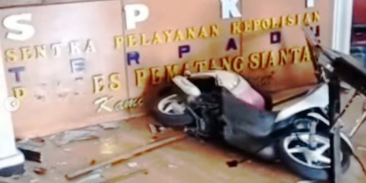 Kondisi motor dan ruang SPKT Polres Pematangsiantar pasca ditabrak pengendara motor wanita berhijab, Senin (21/3/2022). (suarariau.id)
