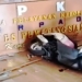 Kondisi motor dan ruang SPKT Polres Pematangsiantar pasca ditabrak pengendara motor wanita berhijab, Senin (21/3/2022). (suarariau.id)
