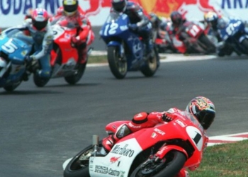 Pembalap (No1) Max Biaggi dari Italia di bawah tim Marlboro Kanemoto memimpin balapan di Kejuaraan Dunia Grand Prix '97 di sirkuit Sentul, 28 September 1997. (suara.com)