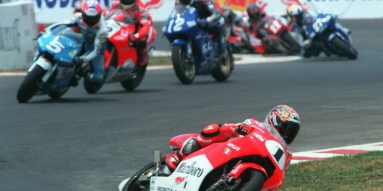 Pembalap (No1) Max Biaggi dari Italia di bawah tim Marlboro Kanemoto memimpin balapan di Kejuaraan Dunia Grand Prix '97 di sirkuit Sentul, 28 September 1997. (suara.com)
