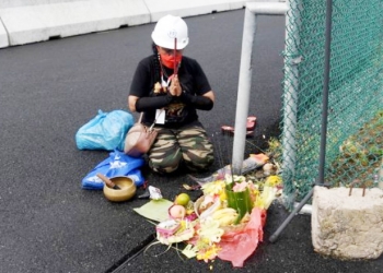 Seorang wanita melakukan ritual tradisional agar cuaca cerah saat sesi latihan MotoGP Mnadalika 2022 di Sirkuit Internasional Mandalika, Lombok Tengah, Jumat (18/3/2022). (Suara com)