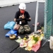 Seorang wanita melakukan ritual tradisional agar cuaca cerah saat sesi latihan MotoGP Mnadalika 2022 di Sirkuit Internasional Mandalika, Lombok Tengah, Jumat (18/3/2022). (Suara com)