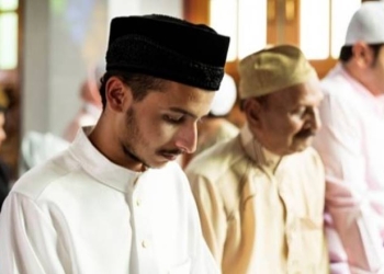 MUI Bolehkan Shaf Sholat Kembali Dirapatkan