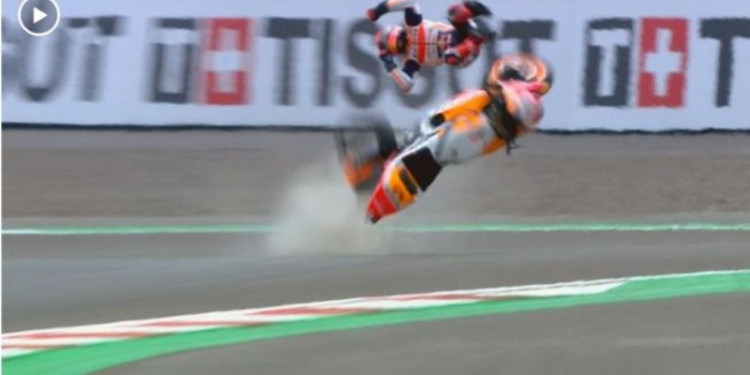 Pebalap Repsol Honda, Marc Marquez alami kecelakaan saat menjalani sesi pemanasan MotoGP Mandalika 2022 di Sirkuit Mandalika, Lombok Tengah, Nusa Tenggara Barat, Minggu (20/3/2022). (Suara.com)