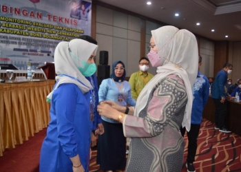 E-Monep Jadi Instrumen Penting Dukung Penyerapan Anggaran dan Pembangunan, Wakil Bupati Merlan S. Uloli menyematkan kartu tanda peserta Bimtek e-Monep New Generation berbasis website tingkat Kabupaten Bone Bolango tahun 2022, di Aryaduta Hotel, Kota Manado, Sulawesi Utara, Kamis (10/3/2022). (Foto AKP/Diskominfo)