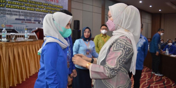 E-Monep Jadi Instrumen Penting Dukung Penyerapan Anggaran dan Pembangunan, Wakil Bupati Merlan S. Uloli menyematkan kartu tanda peserta Bimtek e-Monep New Generation berbasis website tingkat Kabupaten Bone Bolango tahun 2022, di Aryaduta Hotel, Kota Manado, Sulawesi Utara, Kamis (10/3/2022). (Foto AKP/Diskominfo)