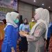 E-Monep Jadi Instrumen Penting Dukung Penyerapan Anggaran dan Pembangunan, Wakil Bupati Merlan S. Uloli menyematkan kartu tanda peserta Bimtek e-Monep New Generation berbasis website tingkat Kabupaten Bone Bolango tahun 2022, di Aryaduta Hotel, Kota Manado, Sulawesi Utara, Kamis (10/3/2022). (Foto AKP/Diskominfo)