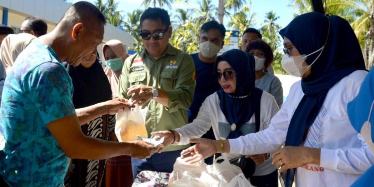 Pemkab Bone Bolango Gelar Operasi Pasar Minyak Goreng di Bone Pesisir