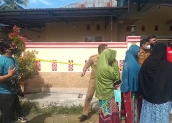Sejumlah warga berkumpul di depan rumah ID, ASN Pohuwato yang ditemukan gantung diri, Selasa (1/3/2022). (Yusuf/gopos)