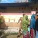 Sejumlah warga berkumpul di depan rumah ID, ASN Pohuwato yang ditemukan gantung diri, Selasa (1/3/2022). (Yusuf/gopos)