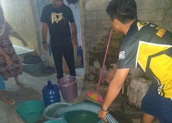 Distribusi air bersih oleh Perumda Tirta Maleo kepada warga terdampak air bersih. (Yusuf/gopos)