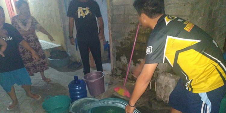 Distribusi air bersih oleh Perumda Tirta Maleo kepada warga terdampak air bersih. (Yusuf/gopos)