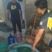 Distribusi air bersih oleh Perumda Tirta Maleo kepada warga terdampak air bersih. (Yusuf/gopos)