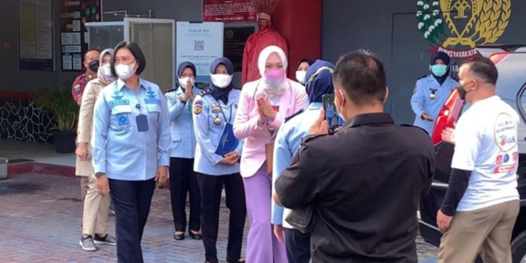 Angelina Sondakh bebas dari Lapas Perempuan Kelas IIA, Pondok Bambu, Jakarta, Kamis (3/3/2022) [Suara.com/Yoga Priyambodo]